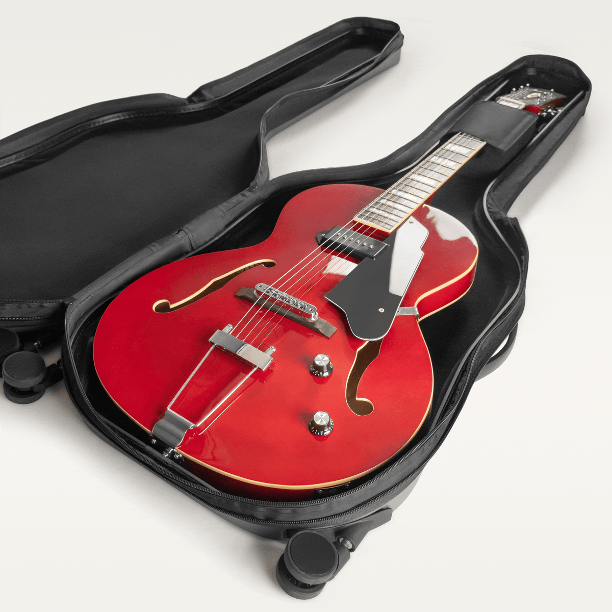 Gefaltete Polsterung A: Kompakte Passform für Reisegitarren und 1/2-Größe Modelle. Dieselbe Polsterung, ordentlich gefaltet für schlanke Akustikgitarren wie die Baby Taylor.
