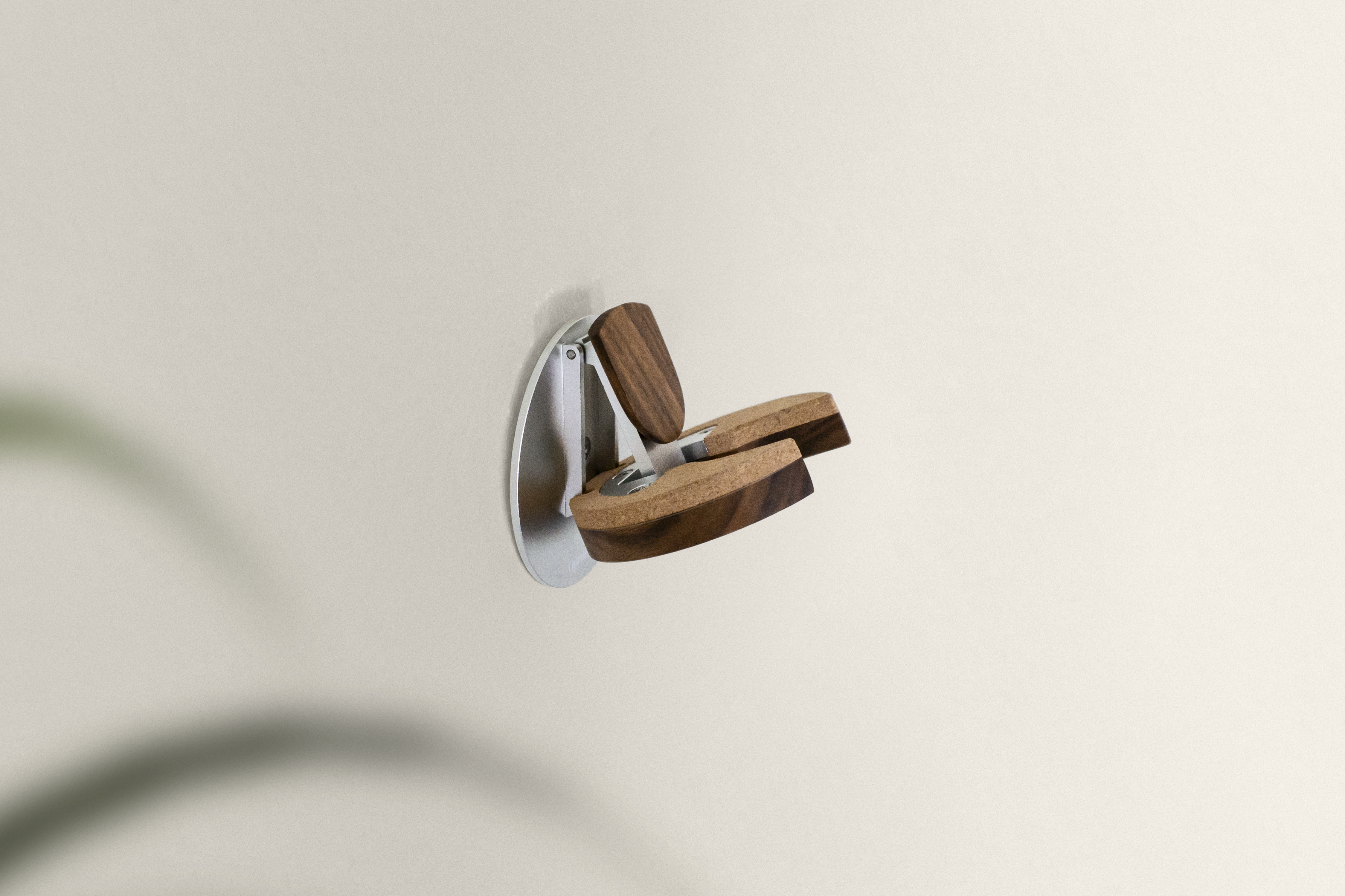 Ukulele Wall Mount (Walnut) - HangWithMe - Openhagen