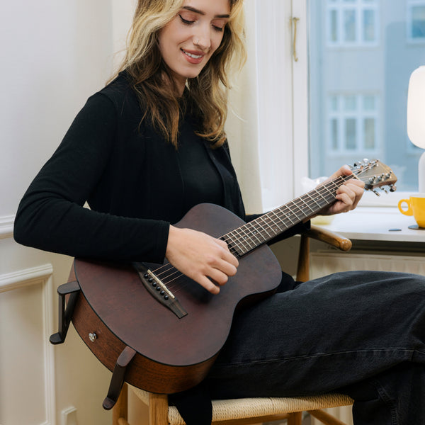 A companion that disappears until needed. The stand’s legs magnetically cling to your guitar as you play, out of sight, never out of reach.