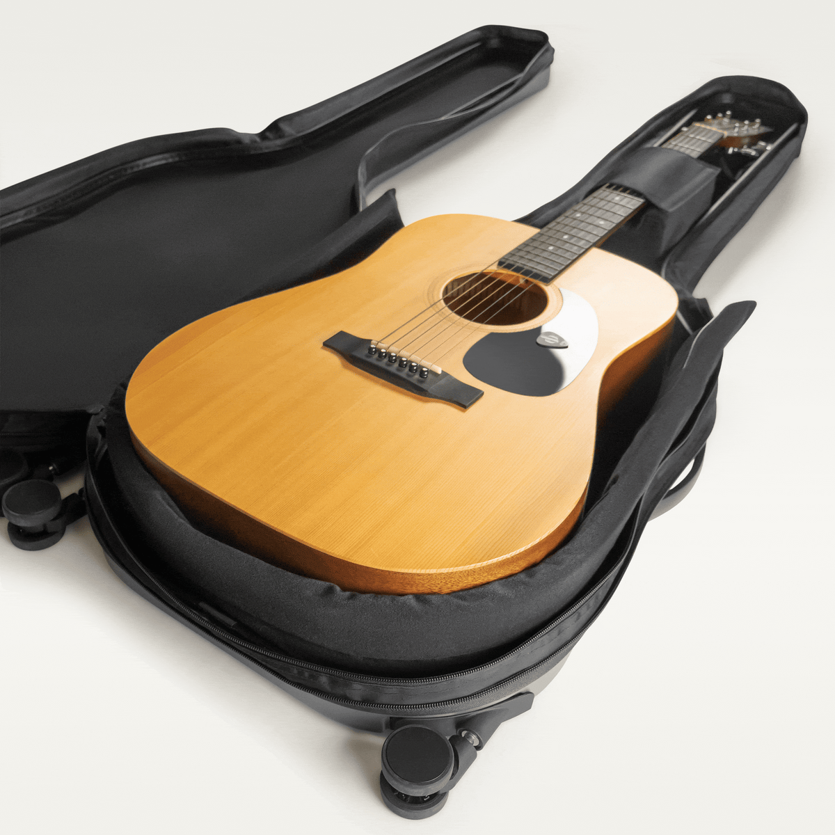 Padding A: Perfekt für mittelgroße Gitarren wie Dreadnought oder Konzertgitarren. Hält dein vollklingendes Instrument sicher und zentriert ausbalanciert.
