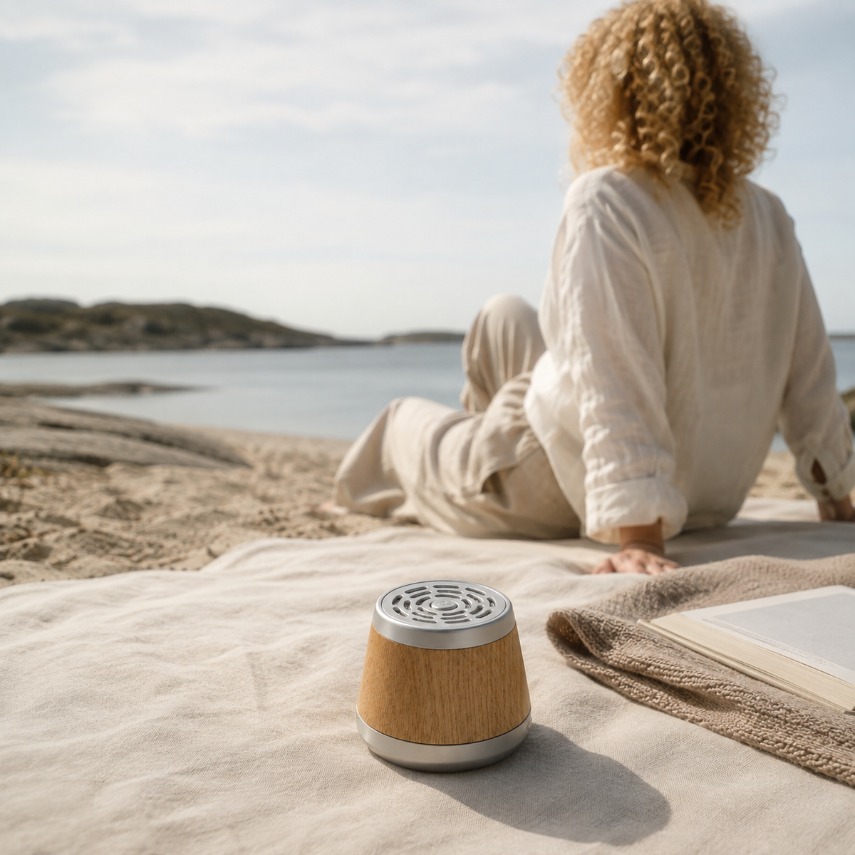 Nehmen Sie Ihre Musik überallhin mit. Kompakt und tragbar begleitet SleePeaker™ Sie auch außerhalb Ihres Zuhauses und sorgt mit klarem, entspannendem Klang für besondere Momente – ob am Wasser oder unterwegs.