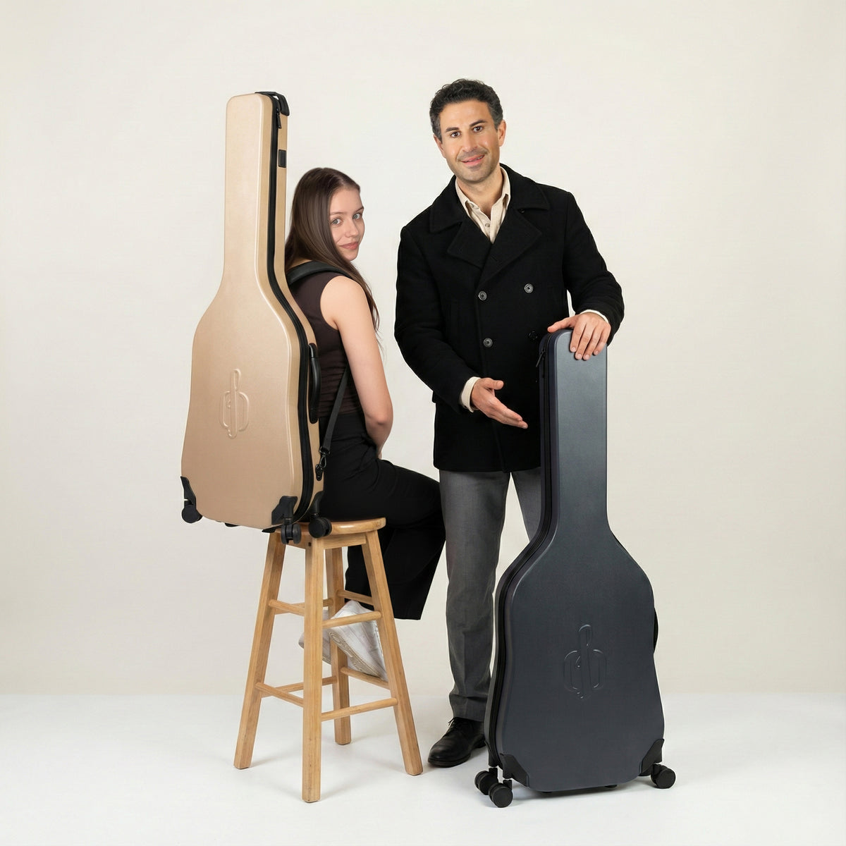 Der preisgekrönte Musiker und Designer Muri entwickelte NordicCase aus einem Jahrzehnt voller Reisen, Klang und Erprobung. Jede Kurve, jedes Rad und jeder Gurt existiert, um das Leben einfacher zu machen — für Musiker, die niemals stillstehen.
