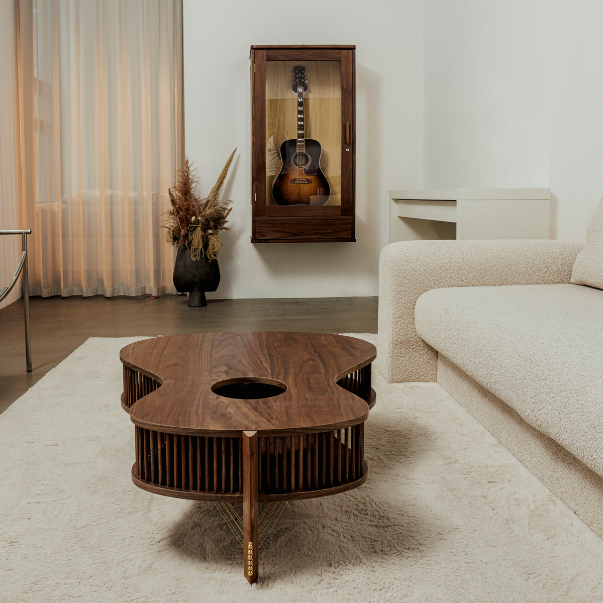 Wir sind überzeugt, dass Gitarren gesehen und nicht verstaut werden sollten – platziert in Ihrem Wohnraum, jederzeit griffbereit und bereit, jeden Tag gespielt zu werden. Set the Tone of Your Home™.